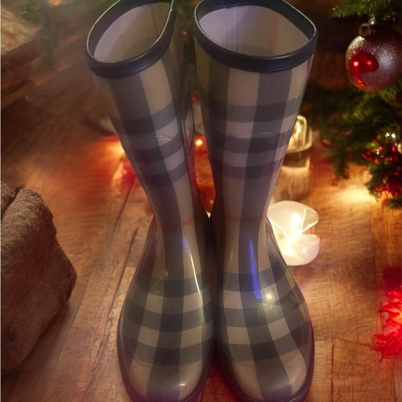 The Burberry Nova Check Plaid Rubber rain boots. - Picture 2 of 11